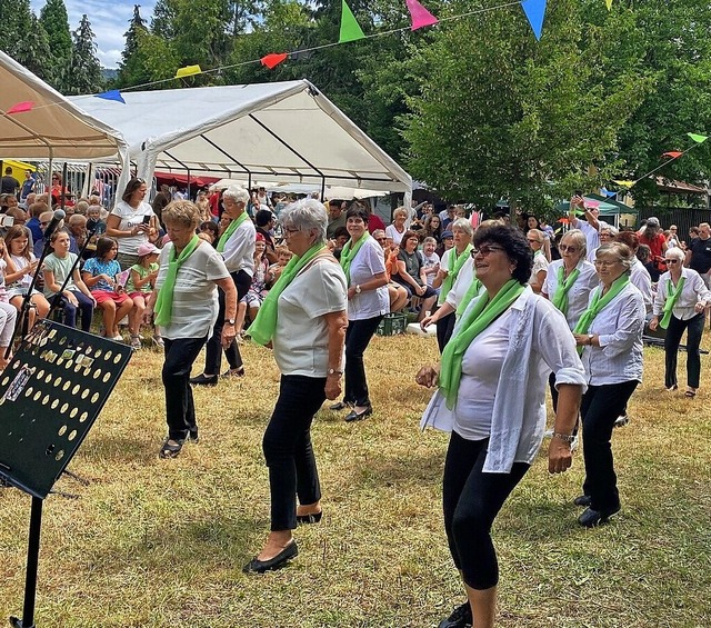 Die Seniorentanzgruppe &#8222;Tanz dic...ie Kimmig (18) mit dem Ehrenamtspreis.  | Foto: Carola Bruhier