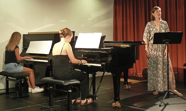 Die Sopranistin Sonja Goltz mit Emily ...ertage an der Musikschule Rheinfelden   | Foto: Bernward Braun