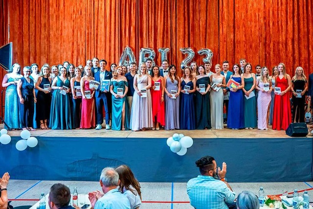 Ausgezeichnet wurden Abiturientinnen u...IGB Lahr in der Schutterner Offohalle.  | Foto: Schule