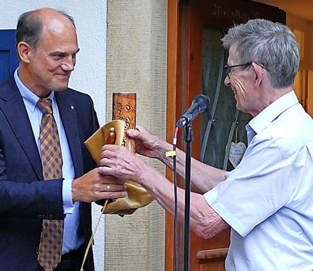 Dekan Zobel (rechts) bergab den Stab an Franz Kirschner.  | Foto: Detlef Stachel