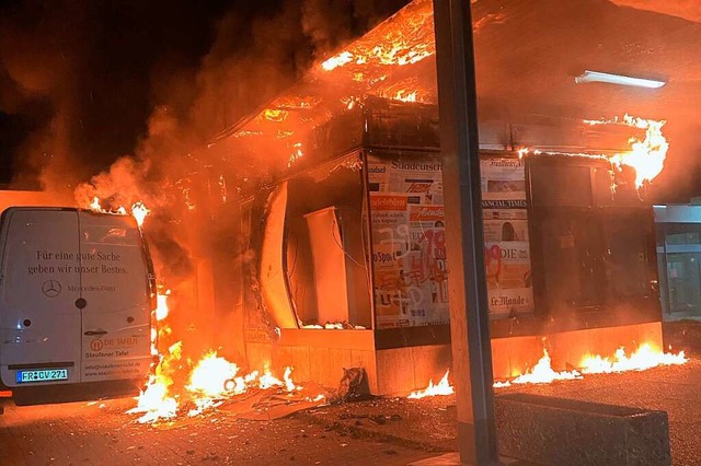 Eine zerstrte Bahnhofsbuchhandlung  u...ter wurden dem Angeklagten angelastet.  | Foto: Feuerwehr Bad Krozingen