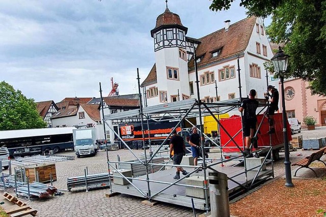 Der Schlossplatz ist in den nchsten T...I EM Music, die Aufbauarbeiten laufen.  | Foto: Michael Strter