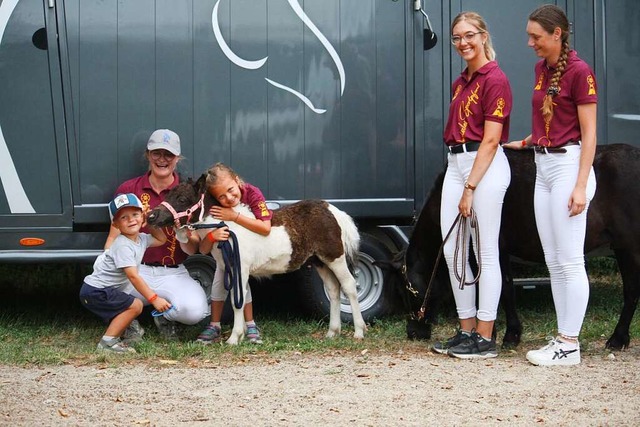 Pony Michel mit den glcklichen neuen Besitzern.  | Foto: Sonja Weinmann