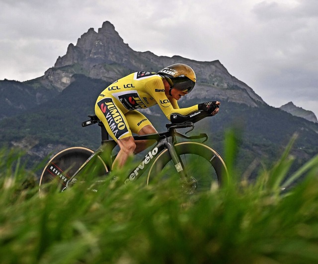 Jonas Vingegaard fhrt in den franzsi...-Etappe einmal mehr dem Sieg entgegen.  | Foto: MARCO BERTORELLO (AFP)