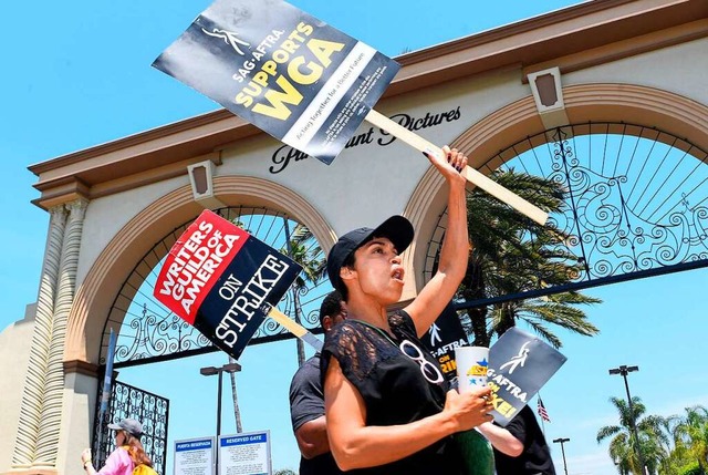 Schauspielerin Rosario Dawson beim Streik in Los Angeles  | Foto: VALERIE MACON (AFP)