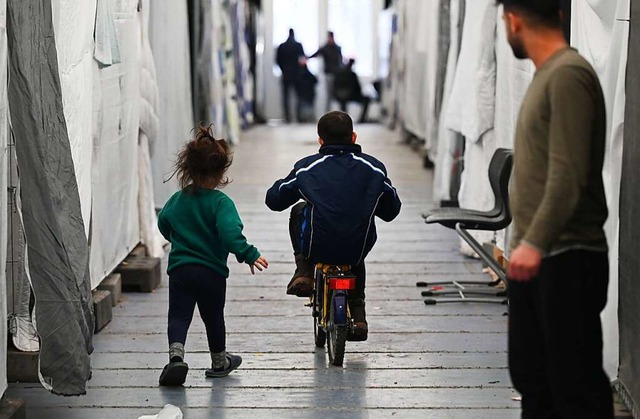 Flchtlinge in einem Zelt einer provisorischen Flchtlingsunterkunft.   | Foto: Arne Dedert (dpa)