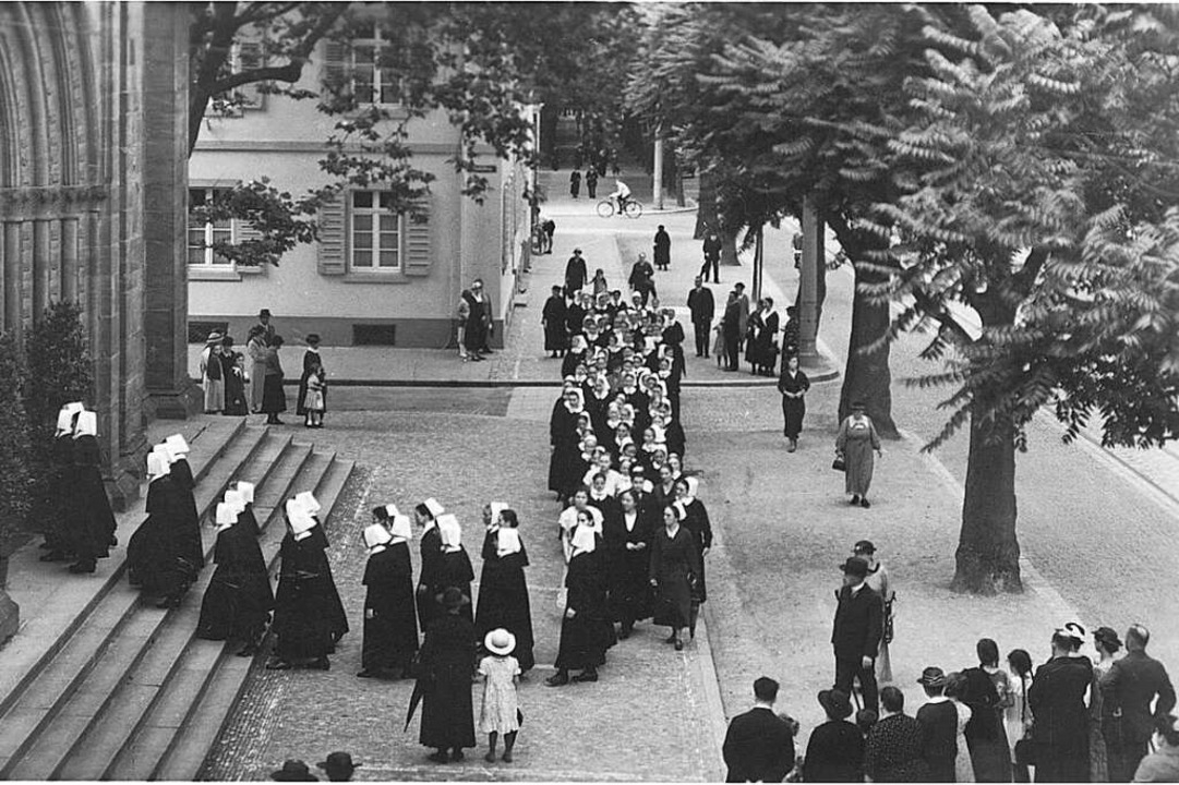 Die Diakonissen im Jahr 1938 beim Einzug in die damalige Ludwigskirche.  | Foto: Evangelisches Diakoniekrankenhaus