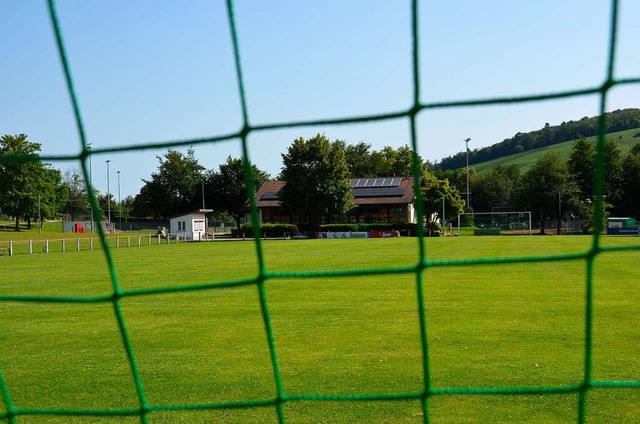 Am Wochenende wird der Sportplatz zum ...mit Hock, Musik und natrlich Fuball.  | Foto: Sophia Hesser