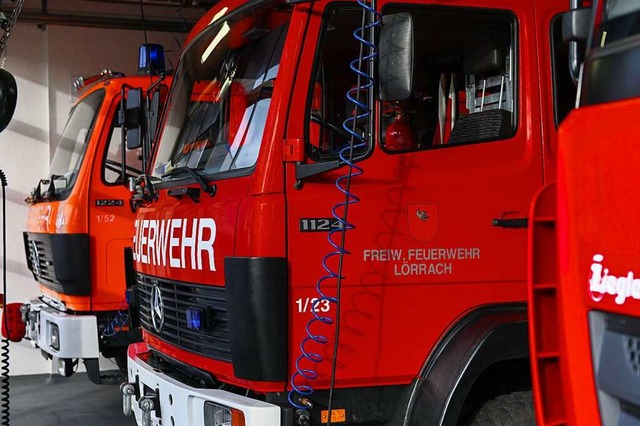 Die Feuerwehr konnte nur noch das bergreifen auf das Haus verhindern.  | Foto: Jonas Hirt