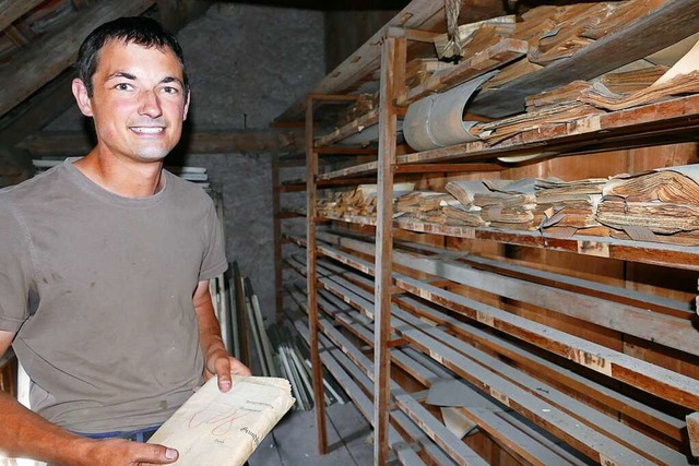 Daniel Robold stt im Dachgeschoss de...zwlder Zeitung aus den 1930er Jahren.  | Foto: Stefan Limberger-Andris