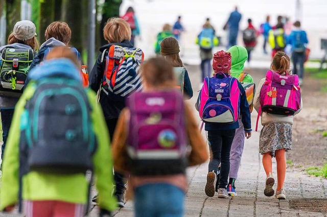 Schler sollen selbst zur Schule gehen &#8211; statt Eltern-Taxis zu nutzen.  | Foto: Peter Kneffel (dpa)