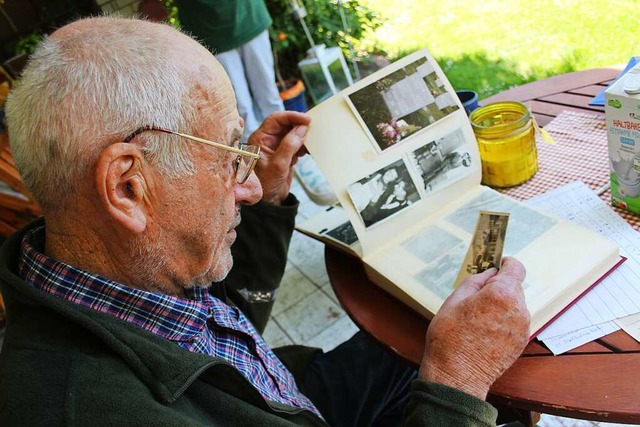 Karl Moser war einer der Fuballspiele...lzeit hat er auch in Form von Bildern.  | Foto: Christa Maier