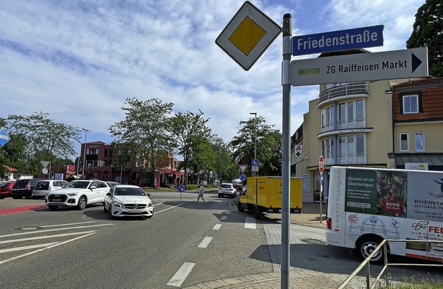 Links abbiegen von der Freiburger Stra...dort zu Rckstau in den Kreisverkehr.   | Foto: Frank Schoch