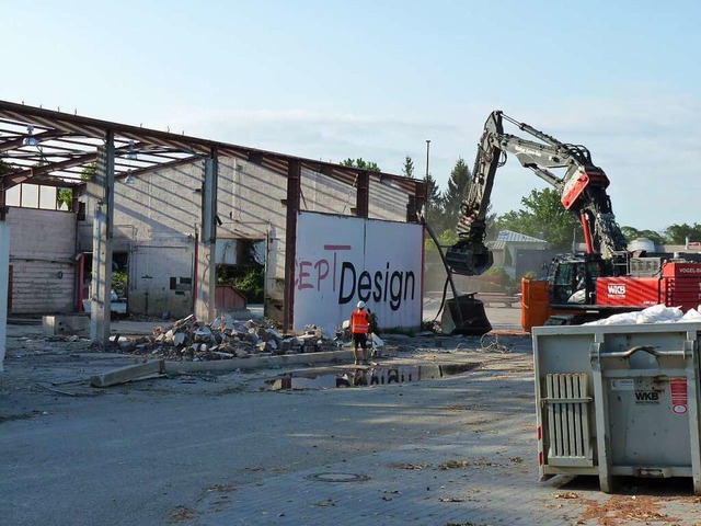 Bis vor drei Wochen stellten Arbeiter hier noch Formteile aus Beton her.  | Foto: Dirk Sattelberger