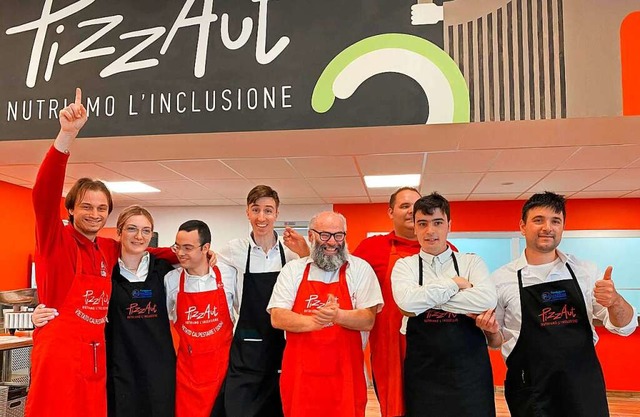 Grnder Nico Acampora (Mitte) und sein...d Pizzabckern vom Restaurant PizzAut.  | Foto: Robert Messer (dpa)