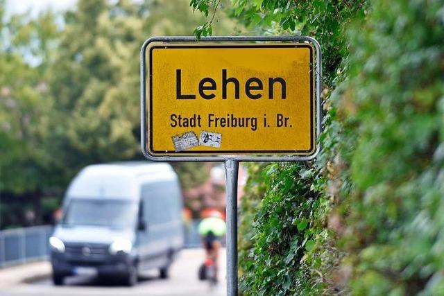 Mit Außenbestuhlung und Leuchtschrift sorgt Imbiss in Freiburg-Lehen für Verdruss