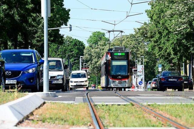 Gegner und Befrworter der Straenbahn tauschen in Gundelfingen Argumente aus