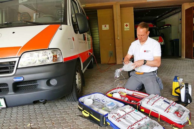 Tobias Faas zeigt den Inhalt der Rettungsruckscke.  | Foto: Sylvia Sredniawa