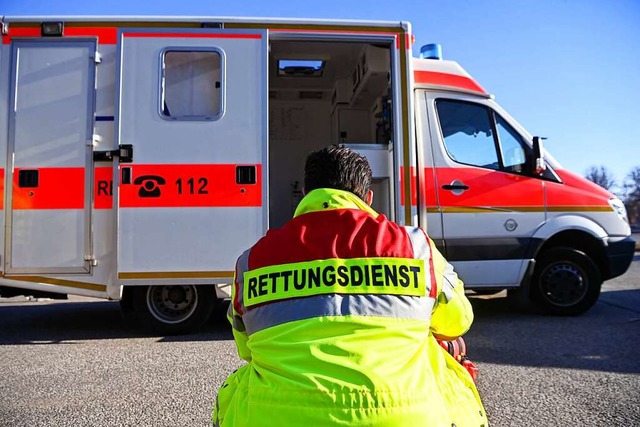 Ein Notfallsanitter wurde angegriffen (Symbolbild).  | Foto: Jens Kalaene (dpa)