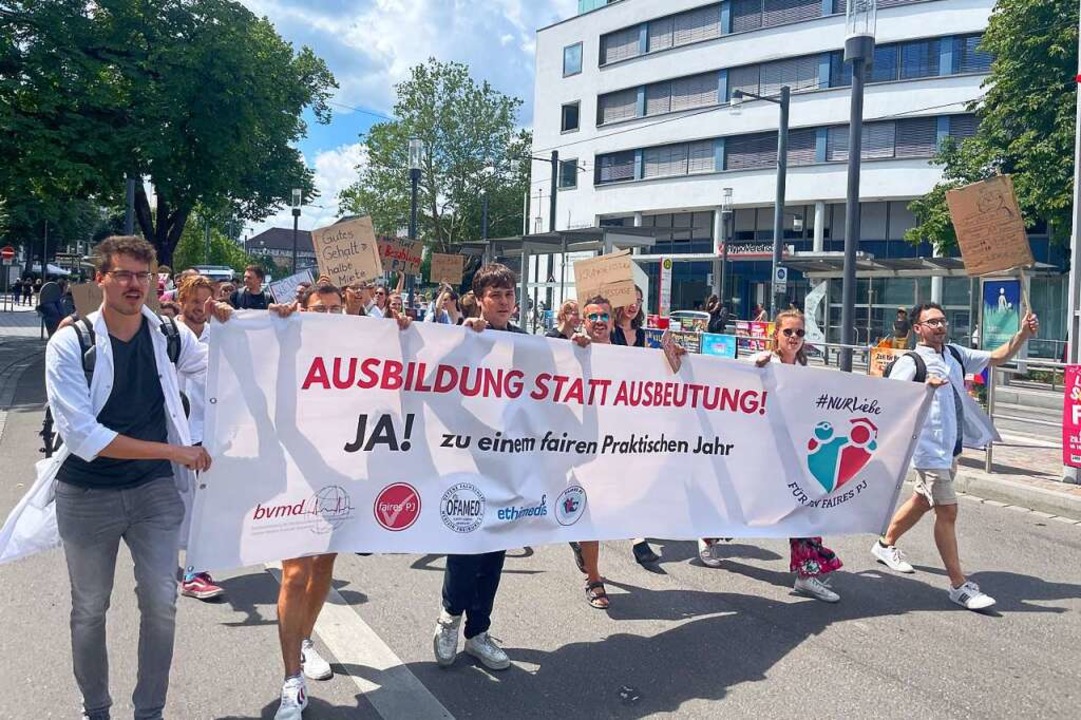 Freiburger Medizinstudierende fordern ein faires Praktisches Jahr.  | Foto: Carolin Johannsen