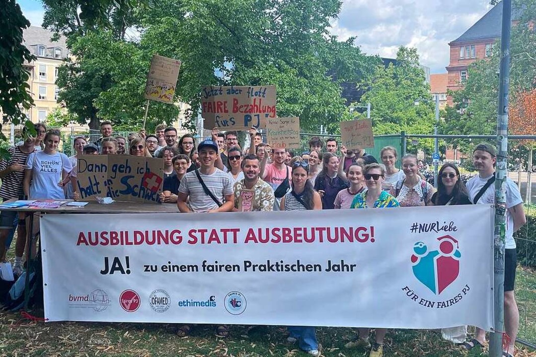 Freiburger Medizinstudierende fordern ein faires Praktisches Jahr.  | Foto: Carolin Johannsen