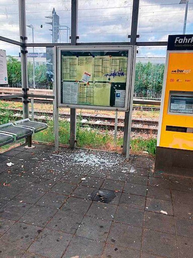 Am Haltepunkt Riegel-Ort haben bislang... Vitrine beschmiert und eingeschlagen.  | Foto: SWEG