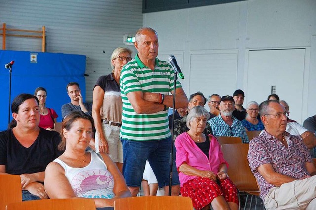 Bei der Einwohnerversammlung fand ein reger Dialog statt.  | Foto: Petra Wunderle