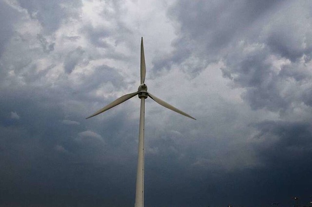 Dunkle Wolken ziehen am Himmel auf: Es...verbandes Windenergie Hochschwarzwald.  | Foto: Julian Stratenschulte (dpa)