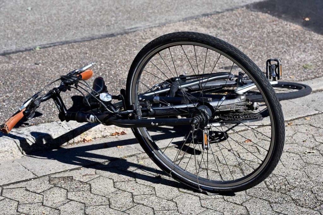 Ein Autofahrer hat eine stehende Radlerin gerammt. Symbolbild.  | Foto: Thomas Kunz
