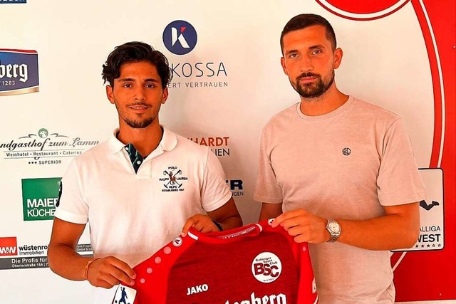 Der neue Innenverteidiger Enes Zengin ... Team-Manager Walter Adam vorgestellt.  | Foto: privat