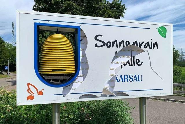 Schild an der Karsauer Sonnenrainhalle wird mutwillig zerstrt