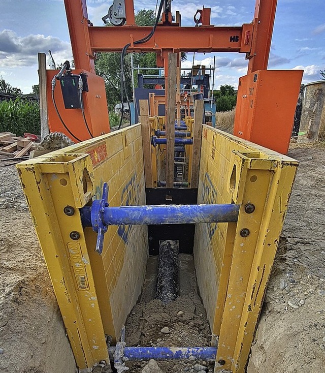 Der Leitungsbau zur Grundwasserhaltung ist in  Burkheim in vollem Gange.  | Foto: Regierungsprsidium Freiburg