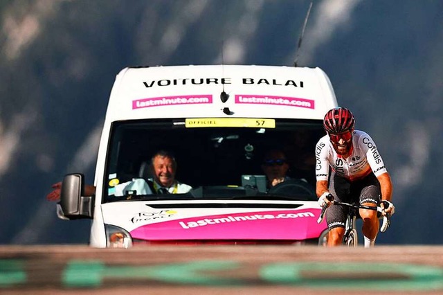 Simon Geschke und der sogenannte Besenwagen  | Foto: ANNE-CHRISTINE POUJOULAT (AFP)