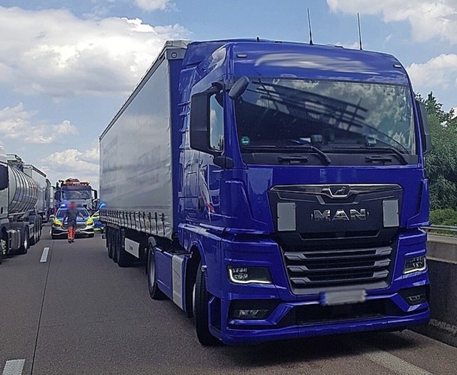 Kein Durchkommen fr die Rettungskrft...vom Dienstag auf der A5 bei Offenburg.  | Foto: Polizeiprsidium Offenburg