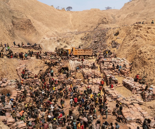 In der Mine bei  Kolwezi arbeiten 20.0...&#8211; jeweils 5000 in einer Schicht.  | Foto: JUNIOR KANNAH