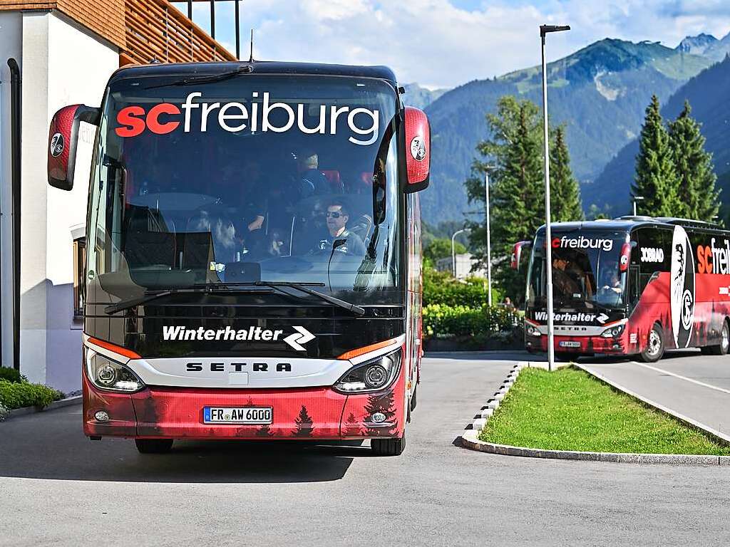 Die erste Einheit im Trainingslager des SC Freiburg im sterreichischen Schruns wird auf Mountainbikes absolviert.