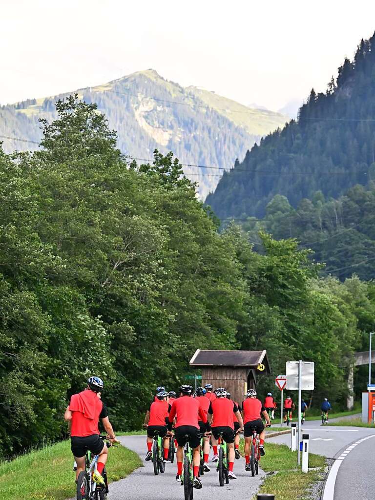 Die erste Einheit im Trainingslager des SC Freiburg im sterreichischen Schruns wird auf Mountainbikes absolviert.