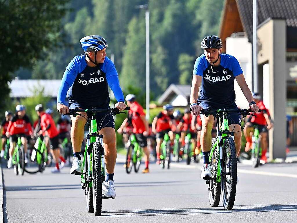 Die erste Einheit im Trainingslager des SC Freiburg im sterreichischen Schruns wird auf Mountainbikes absolviert.