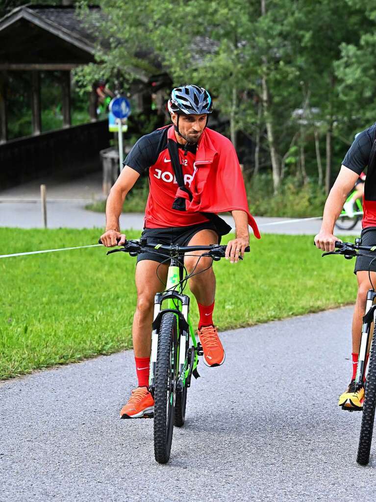 Die erste Einheit im Trainingslager des SC Freiburg im sterreichischen Schruns wird auf Mountainbikes absolviert.