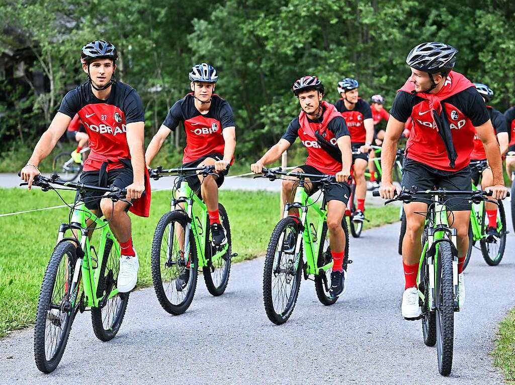 Die erste Einheit im Trainingslager des SC Freiburg im sterreichischen Schruns wird auf Mountainbikes absolviert.