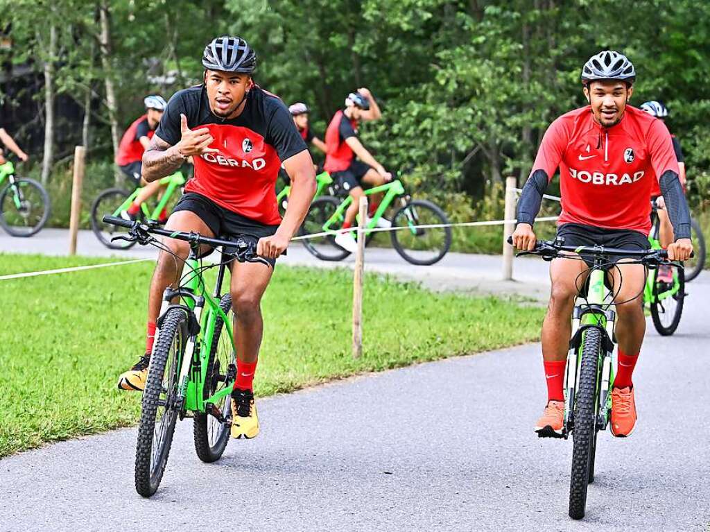 Die erste Einheit im Trainingslager des SC Freiburg im sterreichischen Schruns wird auf Mountainbikes absolviert.