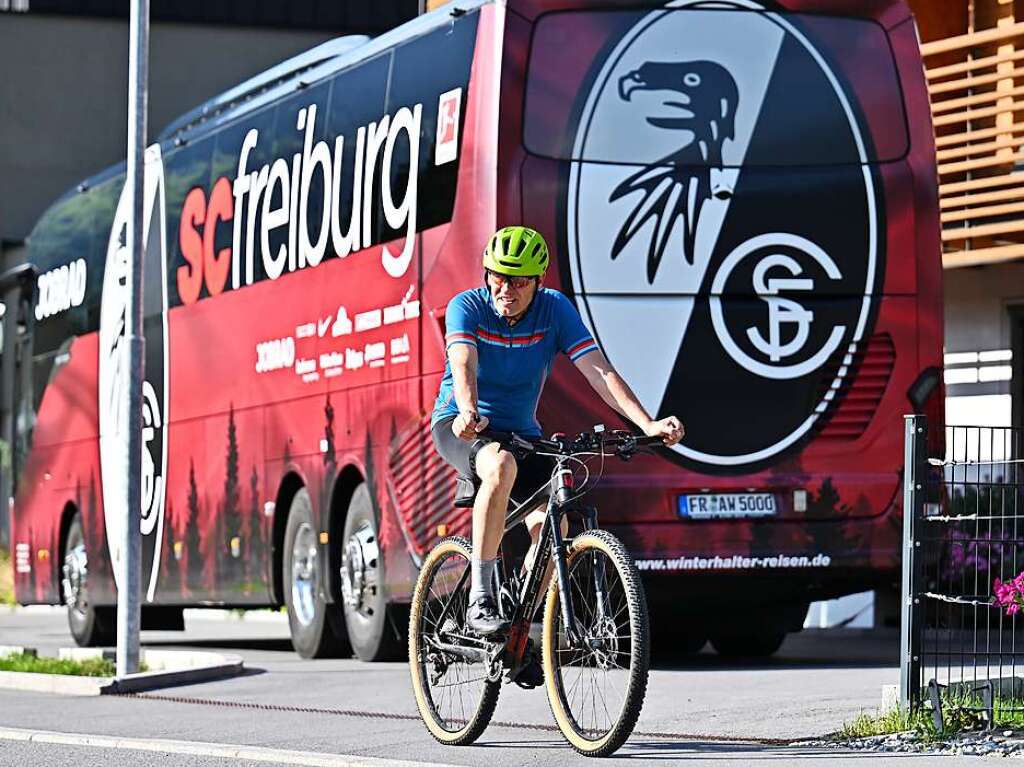 Die erste Einheit im Trainingslager des SC Freiburg im sterreichischen Schruns wird auf Mountainbikes absolviert.