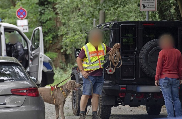 Bei der Suche nach der Raubkatze wurde...n Jgern mit ihren Hunden untersttzt.  | Foto: Paul Zinken (dpa)