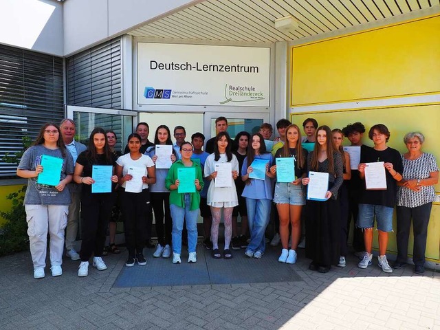 19 Jugendliche erhielten am Deutschler...on ihnen bestandenen Deutschprfungen.  | Foto: Herbert Frey