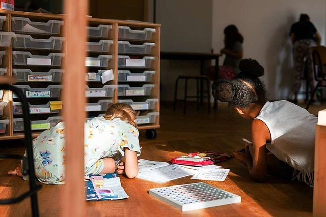 Die flachen Kisten enthalten die Lernm...nach Hause genommen werden sie selten.  | Foto: Schpflin-Stiftung/ Lucia Hofmaier