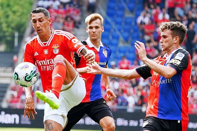 Im Testspielvergleich mit einem Weltme... Arnau Comas (Mitte) und Sergio Lpez.  | Foto: IMAGO/Manuel Geisser