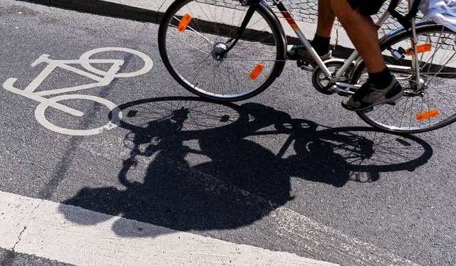 Ein neuer Radweg soll die Ortschaften ...m Herbst des kommenden Jahres starten.  | Foto: Peter Kneffel (dpa)