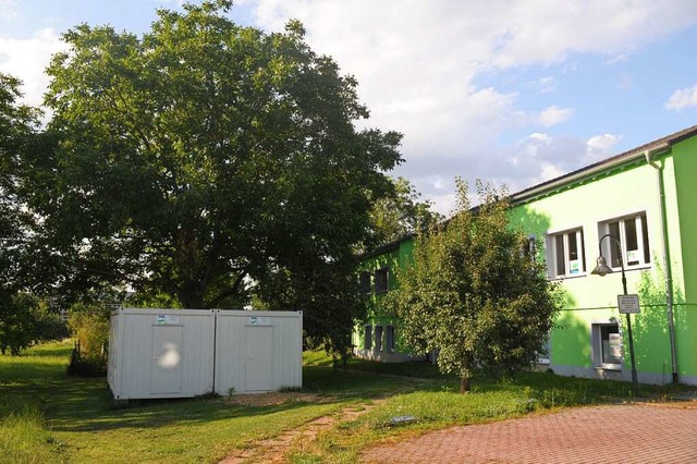 Statt der Container soll hier bald der Kindergartenerweiterungsbau stehen.  | Foto: Reinhold John