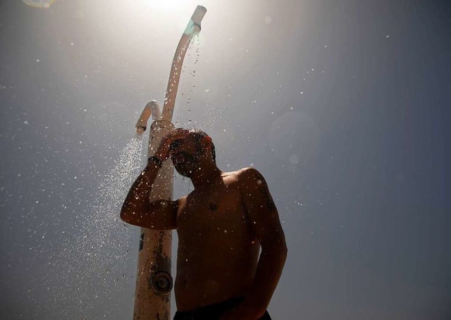 In einigen Urlaubsregionen rund ums Mi...Grad - eine Belastung fr denKrper.  | Foto: Clara Margais (dpa)