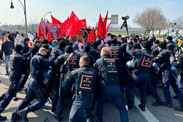 Einsatzkrfte der Polizei halten einen...ohne Vorankndigung losmarschiert sind  | Foto: Helmut Seller